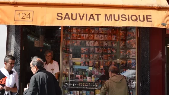 Chez Sauviat, disquaire à Barbès (Paris) - Crédit Raoul Belaïche - Magazine Je Chante