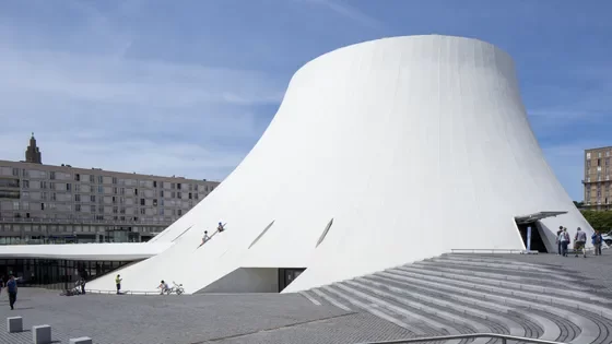 Le Volcan d'Oscar Niemeyer vu de l'extérieur - Crédits Raphaëlle Saint-Pierre et Stanislas Boutmy
